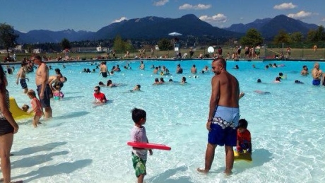 Vancouver outdoor pools, splash parks extend season due to hot weather, record attendance