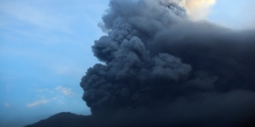 Indonesia raises Bali volcano threat alert to highest level, calls for evacuations