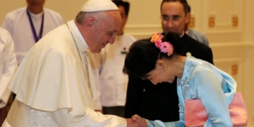 Pope meeting Suu Kyi on Myanmar refugee crisis amid outcry