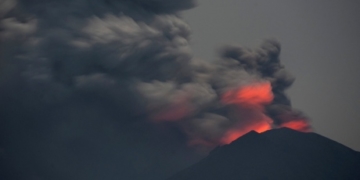 Bali volcano ash drifts 7 km high, airport shut for 3rd day