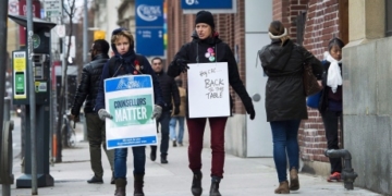 Ontario legislature in session this weekend to try to end college strike