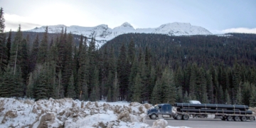 Skiers warned after tracks found in area bombed for avalanches at Rogers Pass, B.C.
