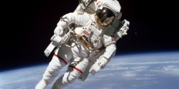 Bruce McCandless, 1st astronaut to float untethered in space, dies at 80