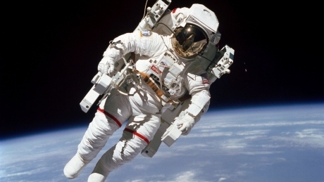 Bruce McCandless, 1st astronaut to float untethered in space, dies at 80