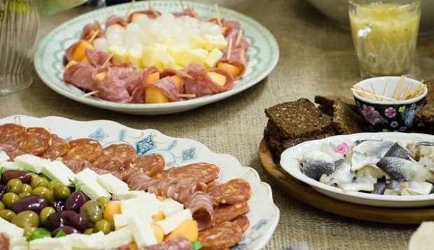 'Crappy dinner parties' and 2 other tricks to entertain over the holidays