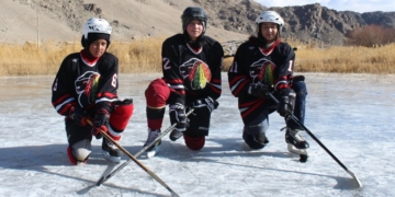 India's first female ice hockey team ready for tips from 2 Canadian greats