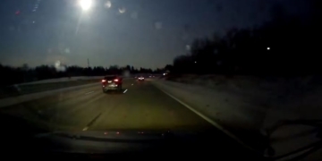 Meteor lights up sky over Windsor-Essex, triggers minor 'earthquake' in Michigan