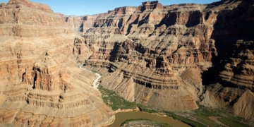 Grand Canyon helicopter crash kills three