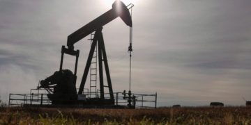 Pipeline capacity pinch costs $5 per barrel for Canadian oil producers, study finds