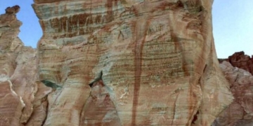 Mysterious 'pants' arch baffles internet, geologists and Nunavut tourism office