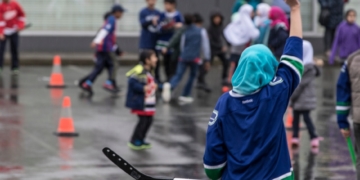 'As Canadian as everyone else': Surrey Muslim School tries out road hockey