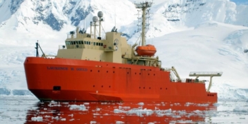 Argentine navy rescues US scientists from Antarctica