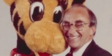 Toys R Us founder Charles Lazarus dies at 94 as his company folds