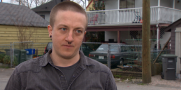 Passengers left stranded after cancelled Flair Airlines flight