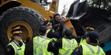 Alberta betting on pipelines to balance budget