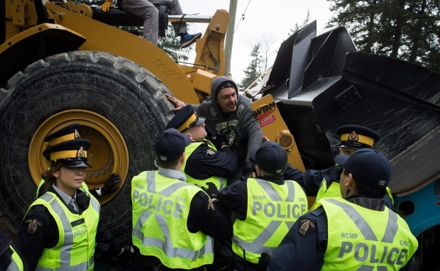 Alberta betting on pipelines to balance budget