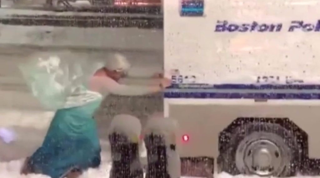 'Elsa' from Frozen rescues police van