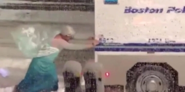 'Elsa' from Frozen rescues police van