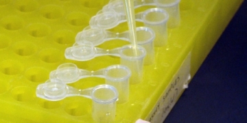 DNA test to spot cancer genes gets OK from U.S. regulator, but with warnings