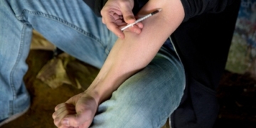 U.S. emergency rooms see 30% jump in opioid overdoses as crisis worsens