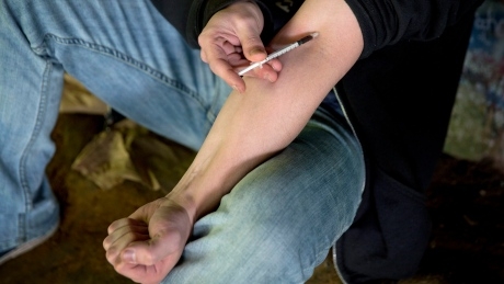 U.S. emergency rooms see 30% jump in opioid overdoses as crisis worsens