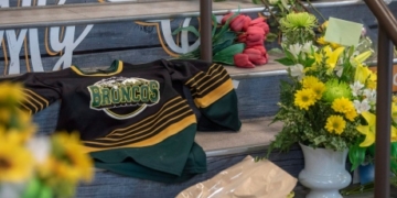 Humboldt mourns together ahead of vigil in honour of 15 Broncos crash victims