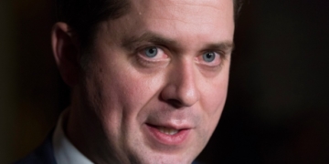 Scheer accepts offer of briefing from Trudeau adviser, who also agrees to appear at committee