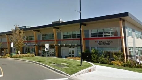 Off-duty paramedics, lifeguards save 5-year-old boy from drowning in pool