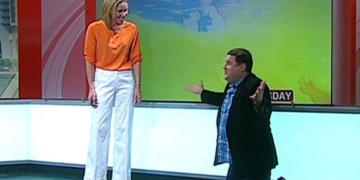 Peter Kay gate-crashes a Dianne Oxberry weather forecast