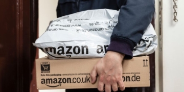 Amazon sparks fears with sales forecast