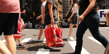 US economic growth continues to slow