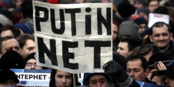 Russia internet freedom: Thousands protest against cyber-security bill