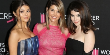 Lori Loughlin: US actress released on bail in college cheating scam