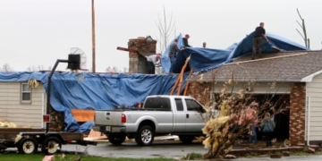 6 hurt after suspected tornado hits rural Ohio city