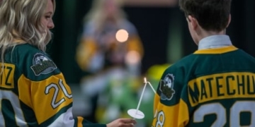 29 candles light up Humboldt arena during emotional 1-year memorial of Broncos bus crash