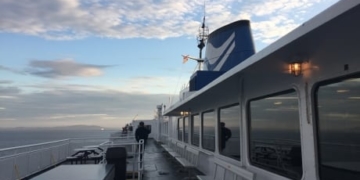 Power outages, sailing cancellations as high winds hit south coast