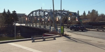 Calgary police hand out fines to enforce 9th Avenue bridge weight restrictions