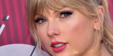 Taylor Swift donates £86,000 to Tennessee LGBT group