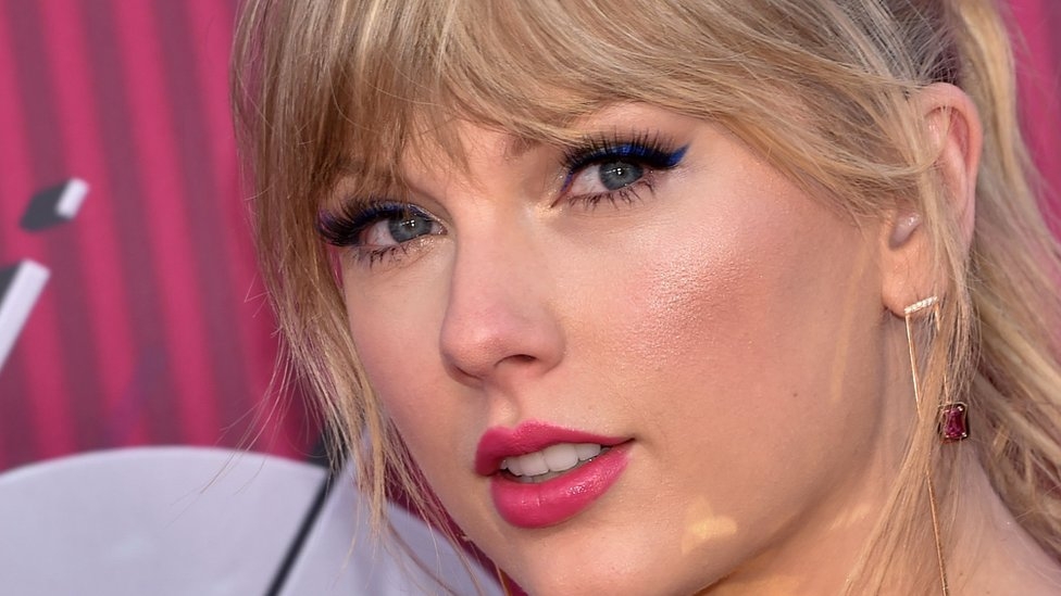 Taylor Swift donates £86,000 to Tennessee LGBT group