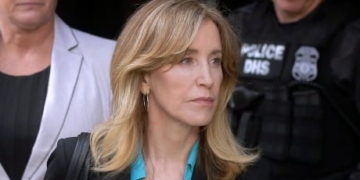 Felicity Huffman, 12 other parents to plead guilty in college admissions scandal