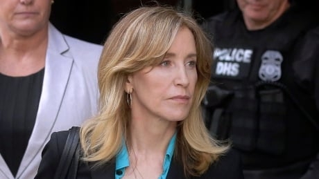 Felicity Huffman, 12 other parents to plead guilty in college admissions scandal