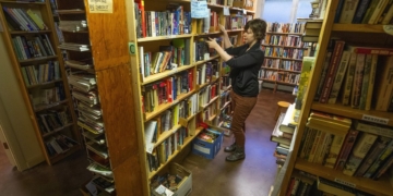 Washington corrections officials reverse ban, will allow prisoners to get used books in the mail