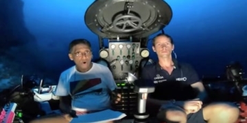 Seychelles president makes underwater plea to protect world’s oceans from climate change