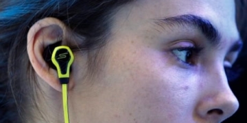 If you’re wearing earbuds but your phone is dead, is it still distracted driving? B.C. court says yes