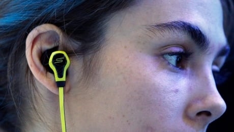 If you’re wearing earbuds but your phone is dead, is it still distracted driving? B.C. court says yes