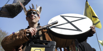 Extinction Rebellion: Environmental protests halt traffic