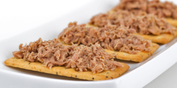 Italian footballer helps girl who got tuna-and-crackers lunch