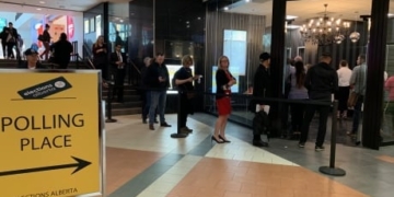 Estimated 140,000 ballots cast on first day of advance polling