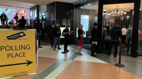 Estimated 140,000 ballots cast on first day of advance polling