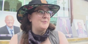 Penticton residents stage sidewalk sit-in to protest new bylaw